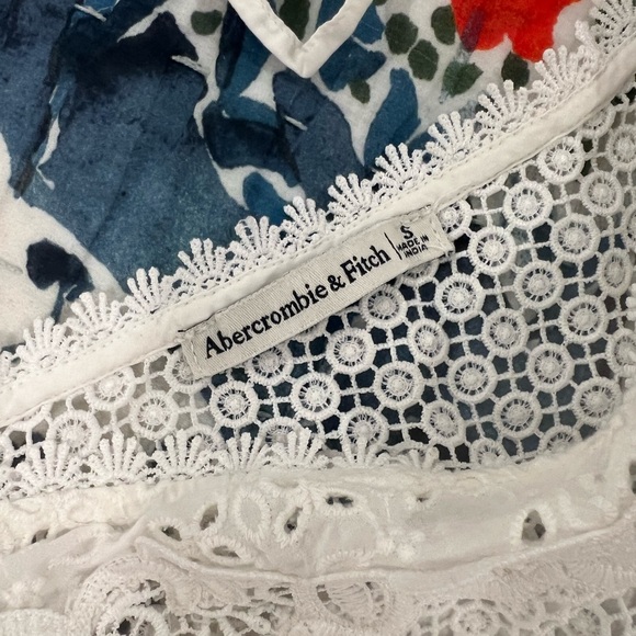 Abercrombie 3/4 V-neck blouse, crochet/lace/eyelet pattern - Picture 3 of 4